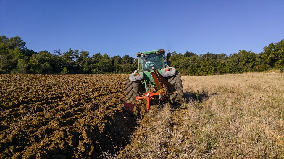 Tracteur qui laboure