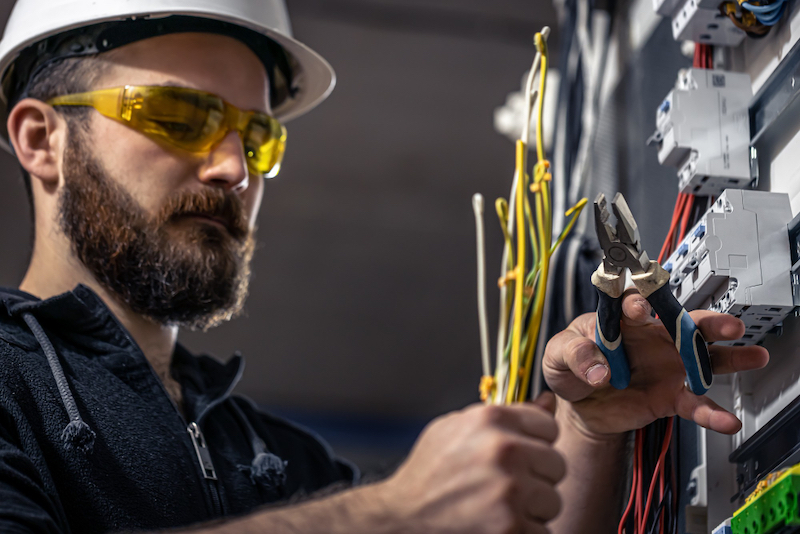 Électricien travaillant sur un disjoncteur